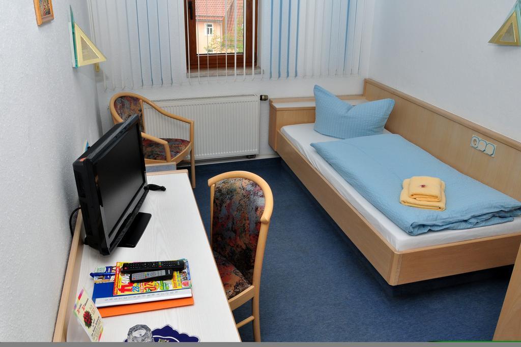 Hotel Am Hohen Schwarm Saalfeld Saale Ruang foto
