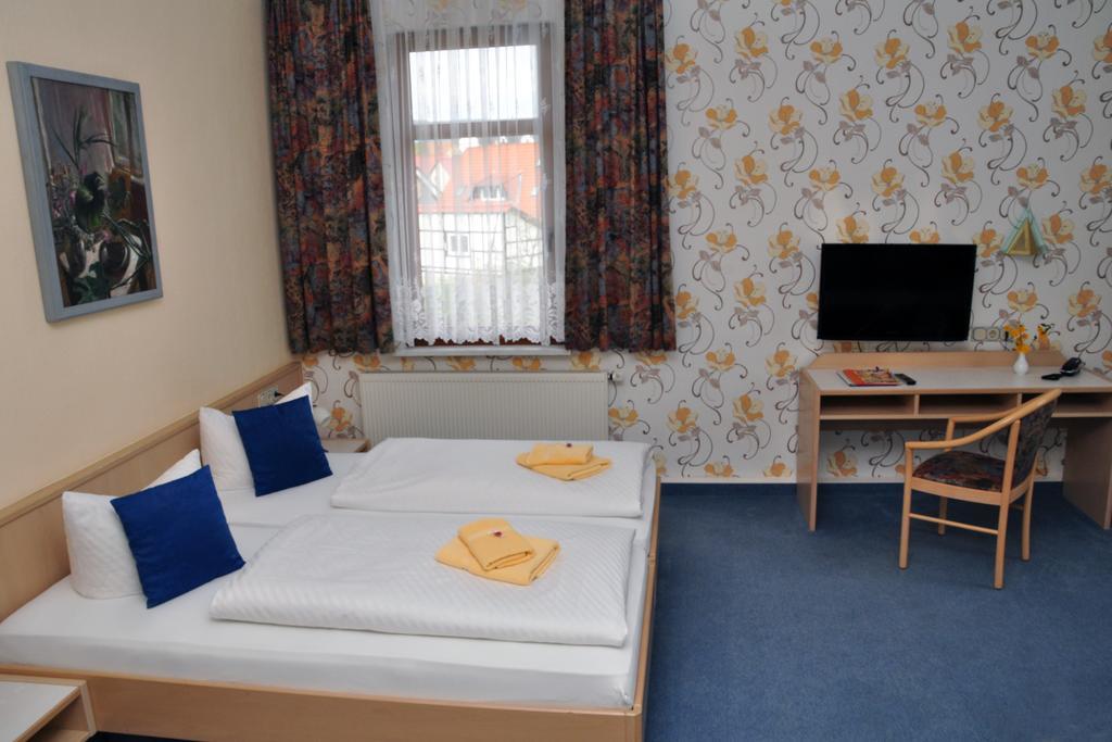 Hotel Am Hohen Schwarm Saalfeld Saale Ruang foto