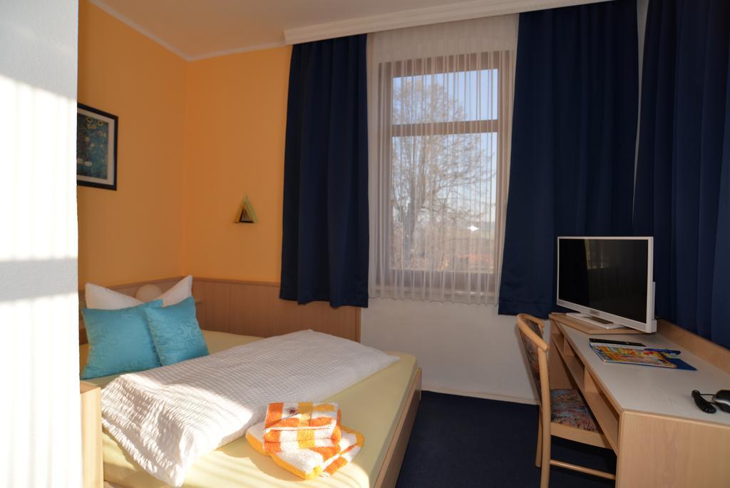 Hotel Am Hohen Schwarm Saalfeld Saale Bagian luar foto