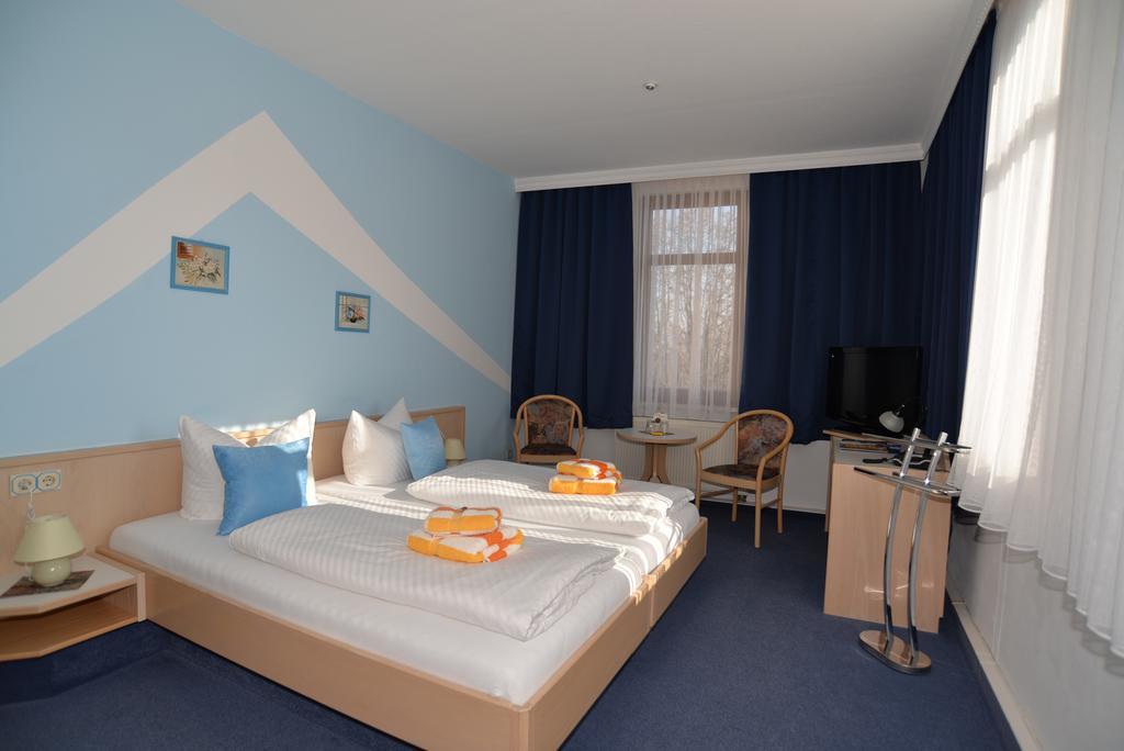 Hotel Am Hohen Schwarm Saalfeld Saale Bagian luar foto